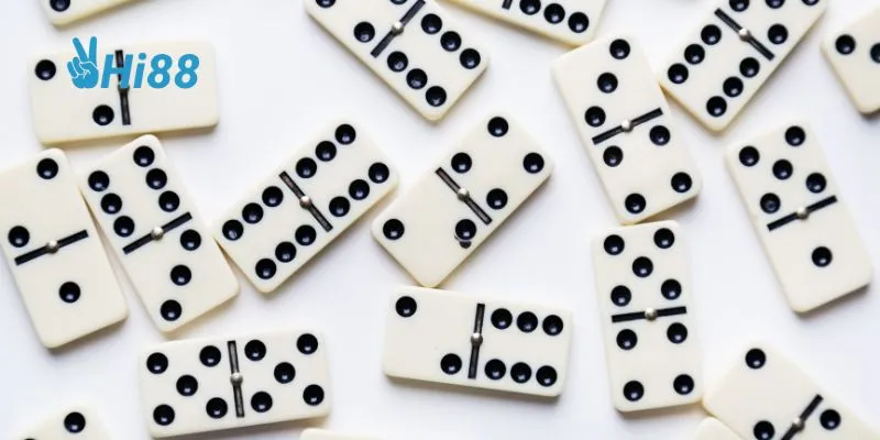 Quan sát đối thủ để tìm cơ hội tấn công.